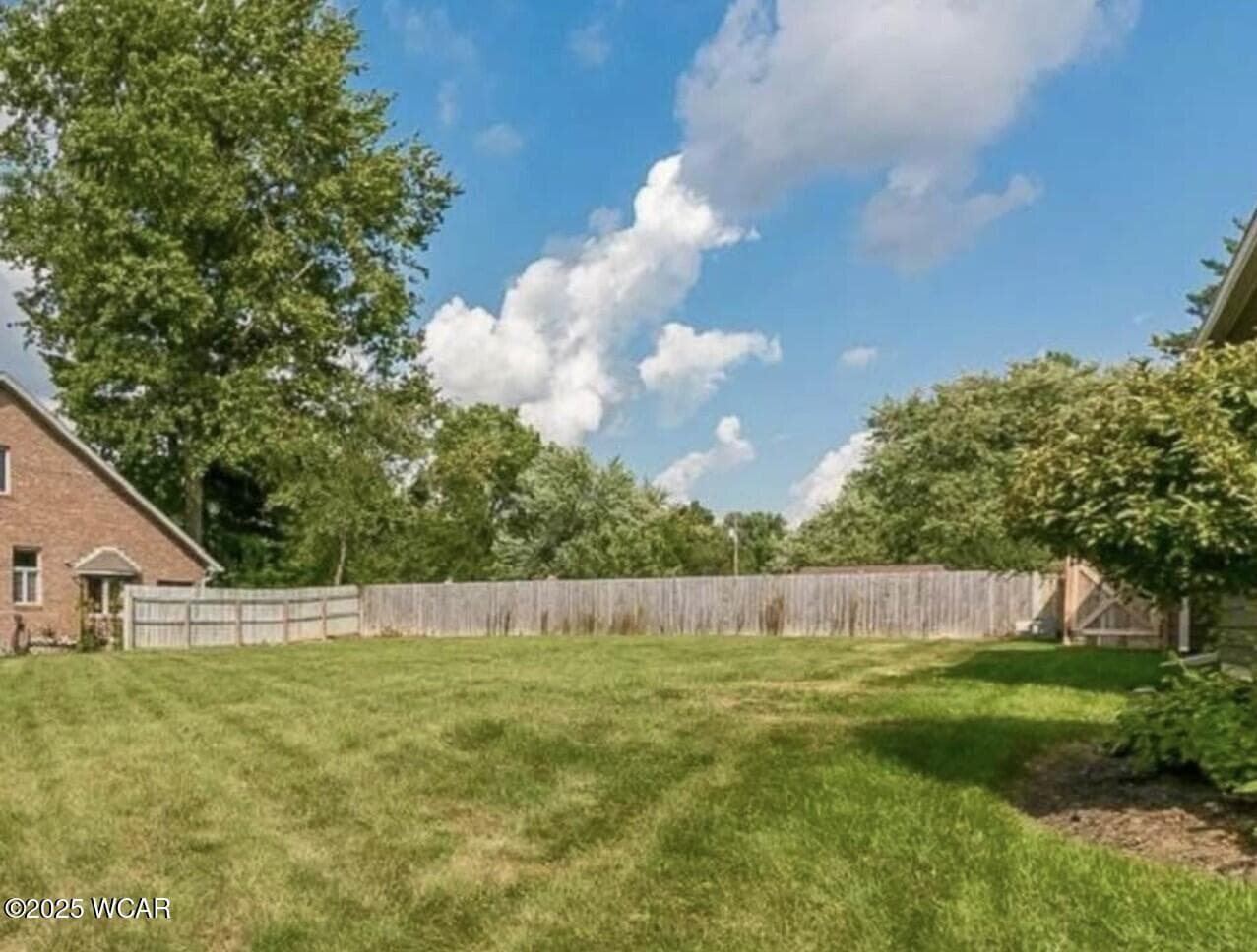 1635 Tanglewood photo 2