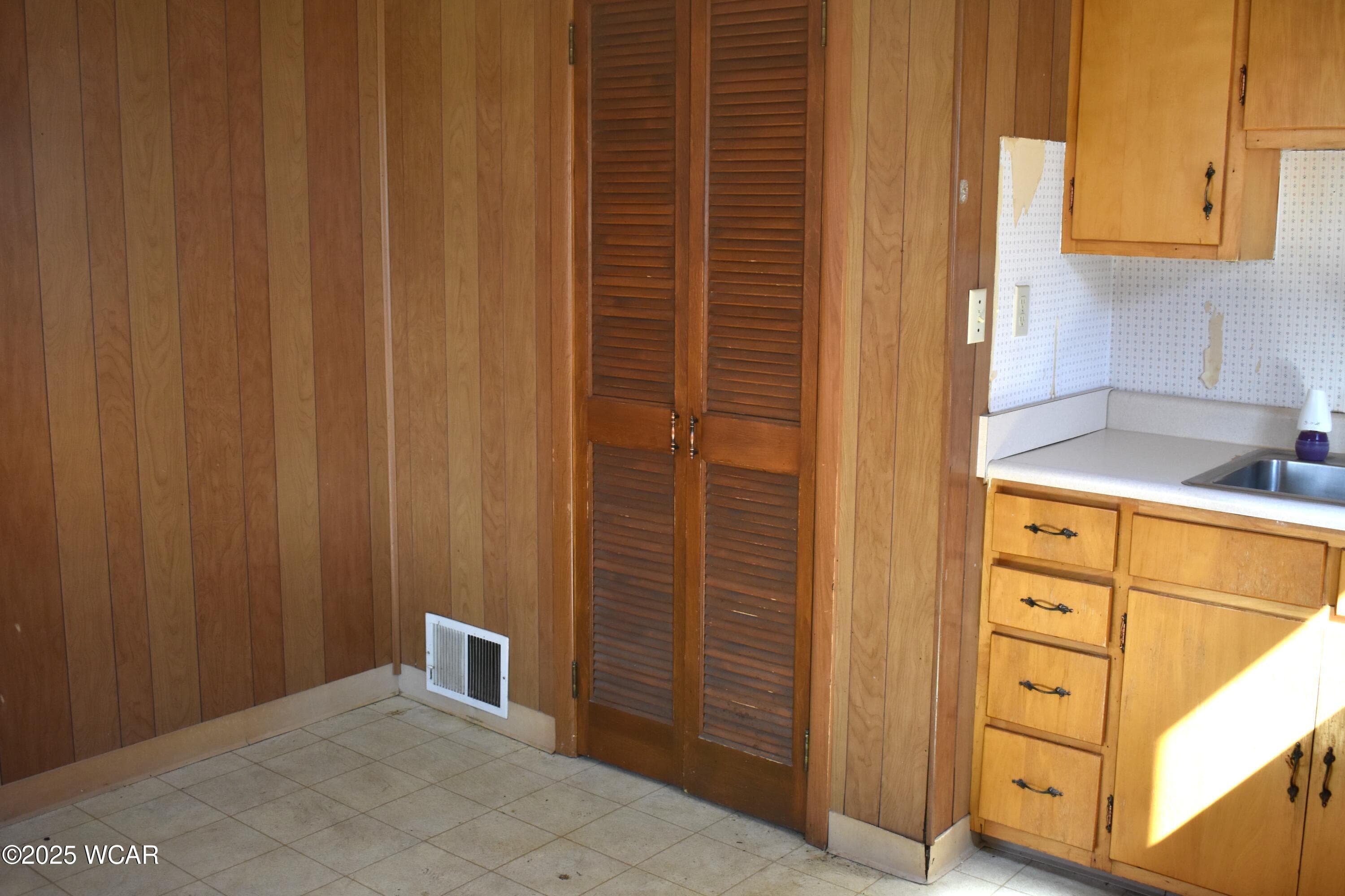 1141 Putnam photo 3