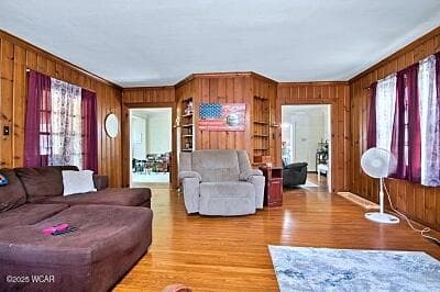 402 Woodlawn photo 2
