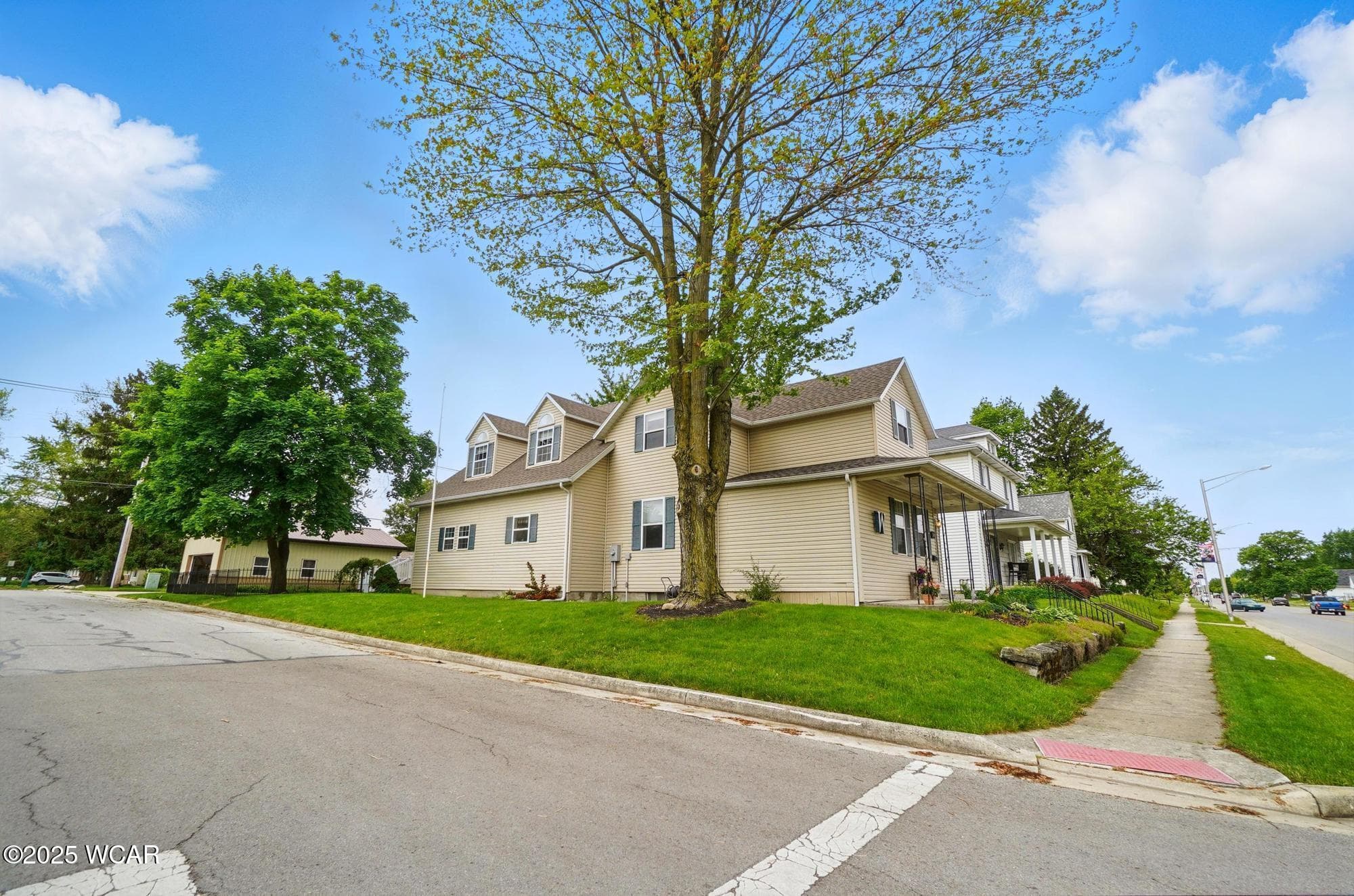 609 Benton photo 4