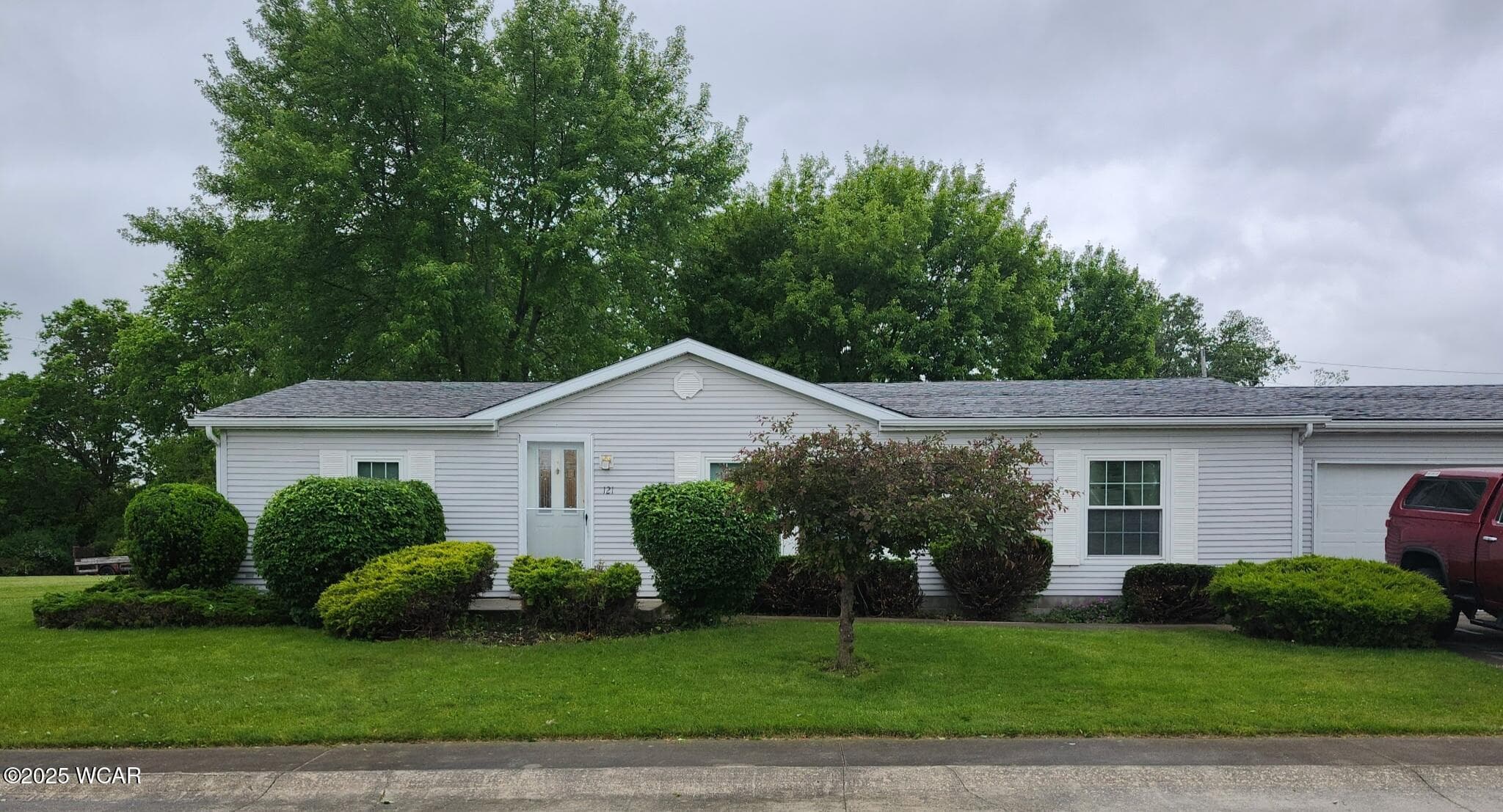 121 Windsor Dr photo 2