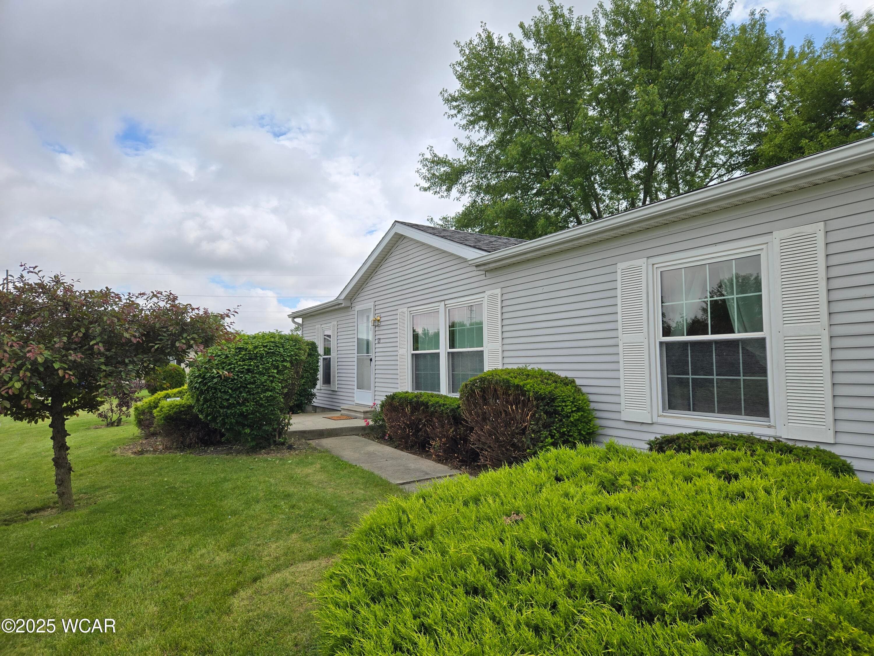 121 Windsor Dr photo 3