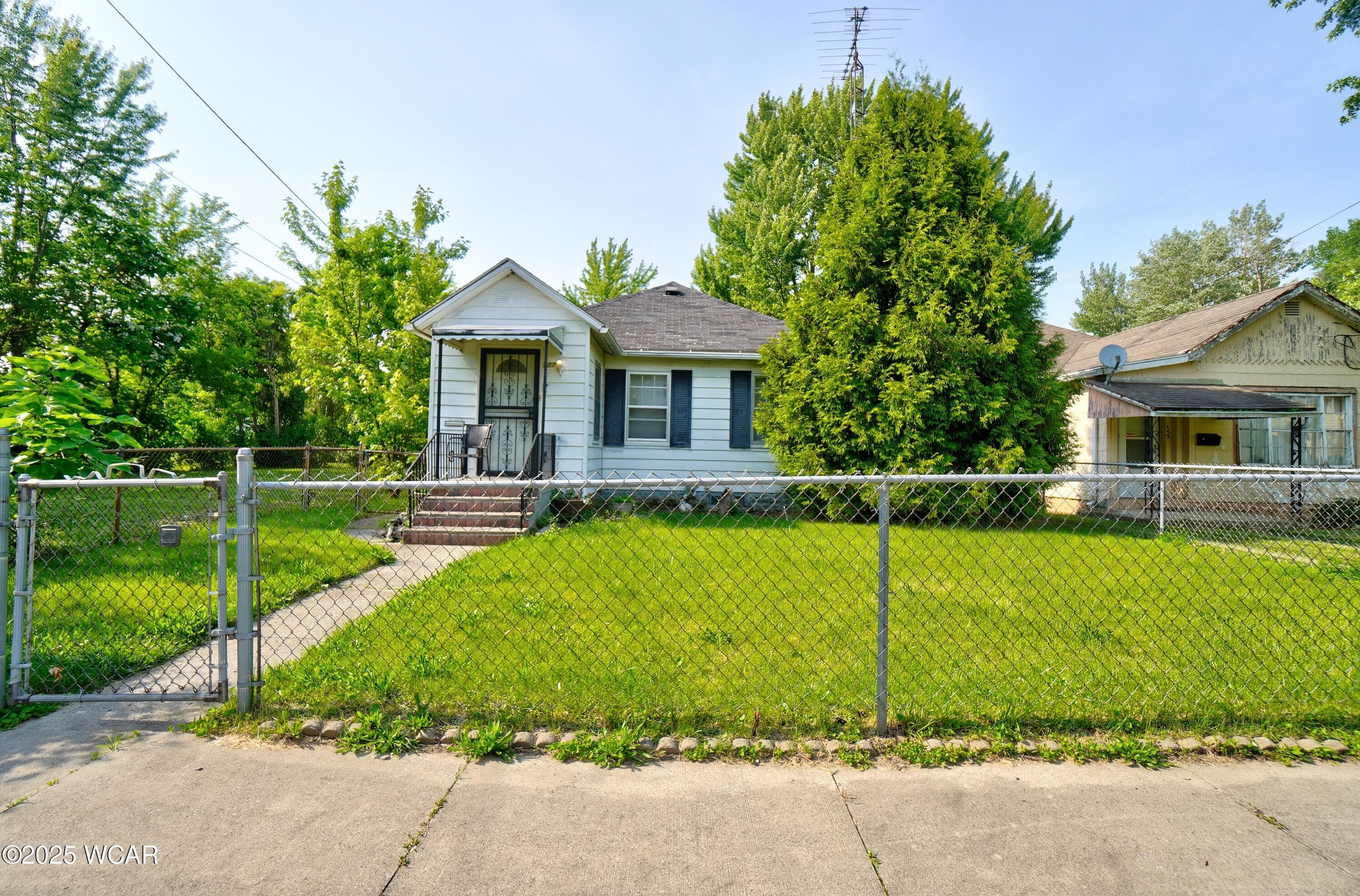 727 Catalpa photo 2
