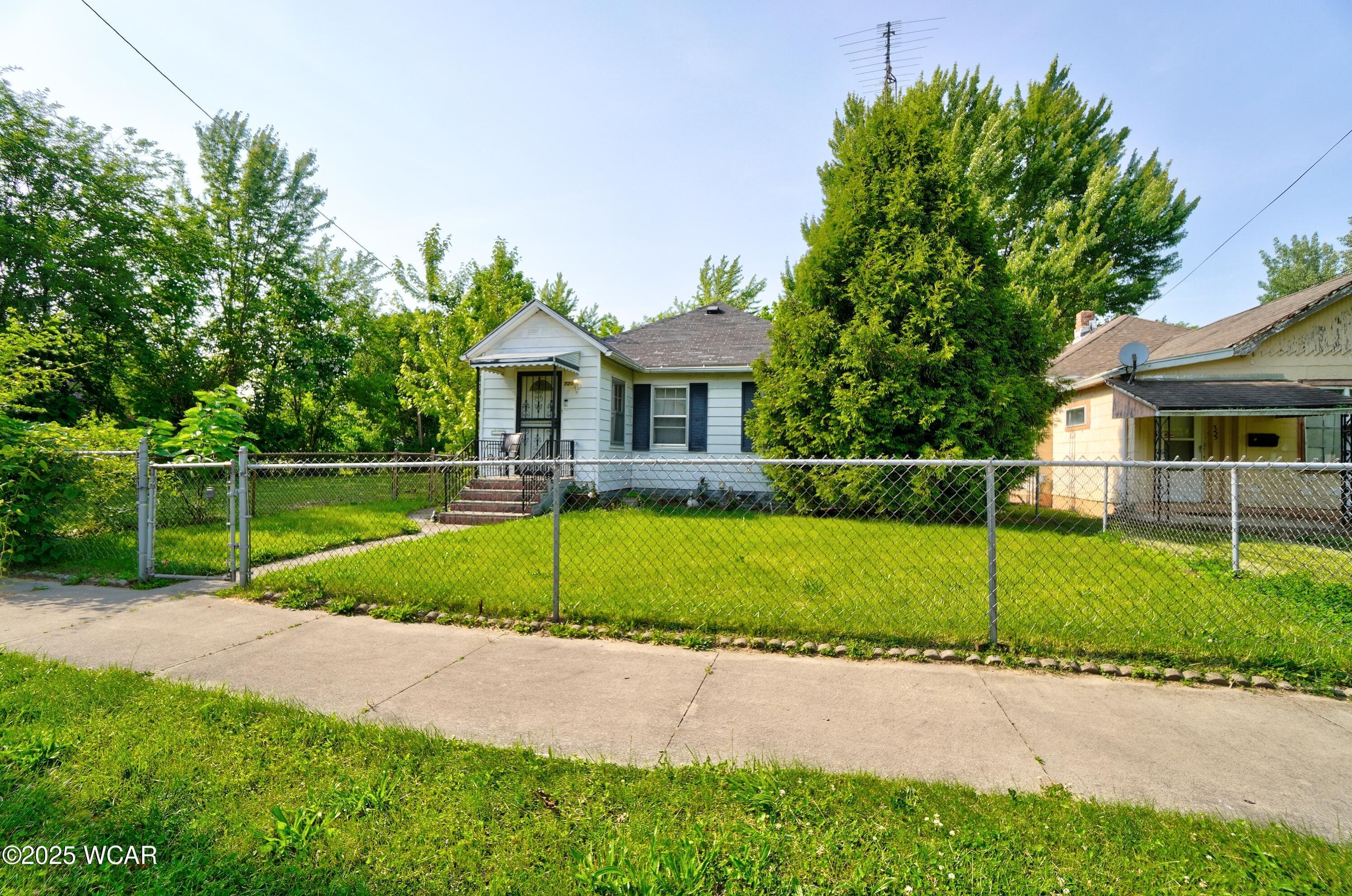 727 Catalpa photo 3
