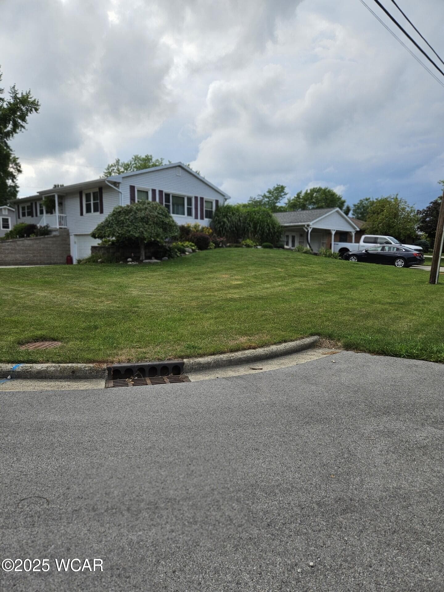 215 Hillcrest photo 2