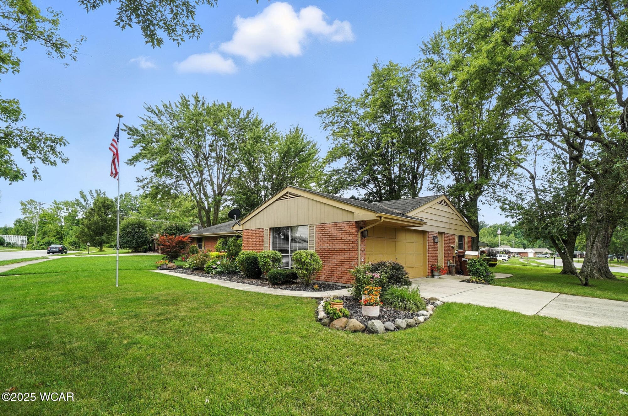 1575 Arlington photo 3