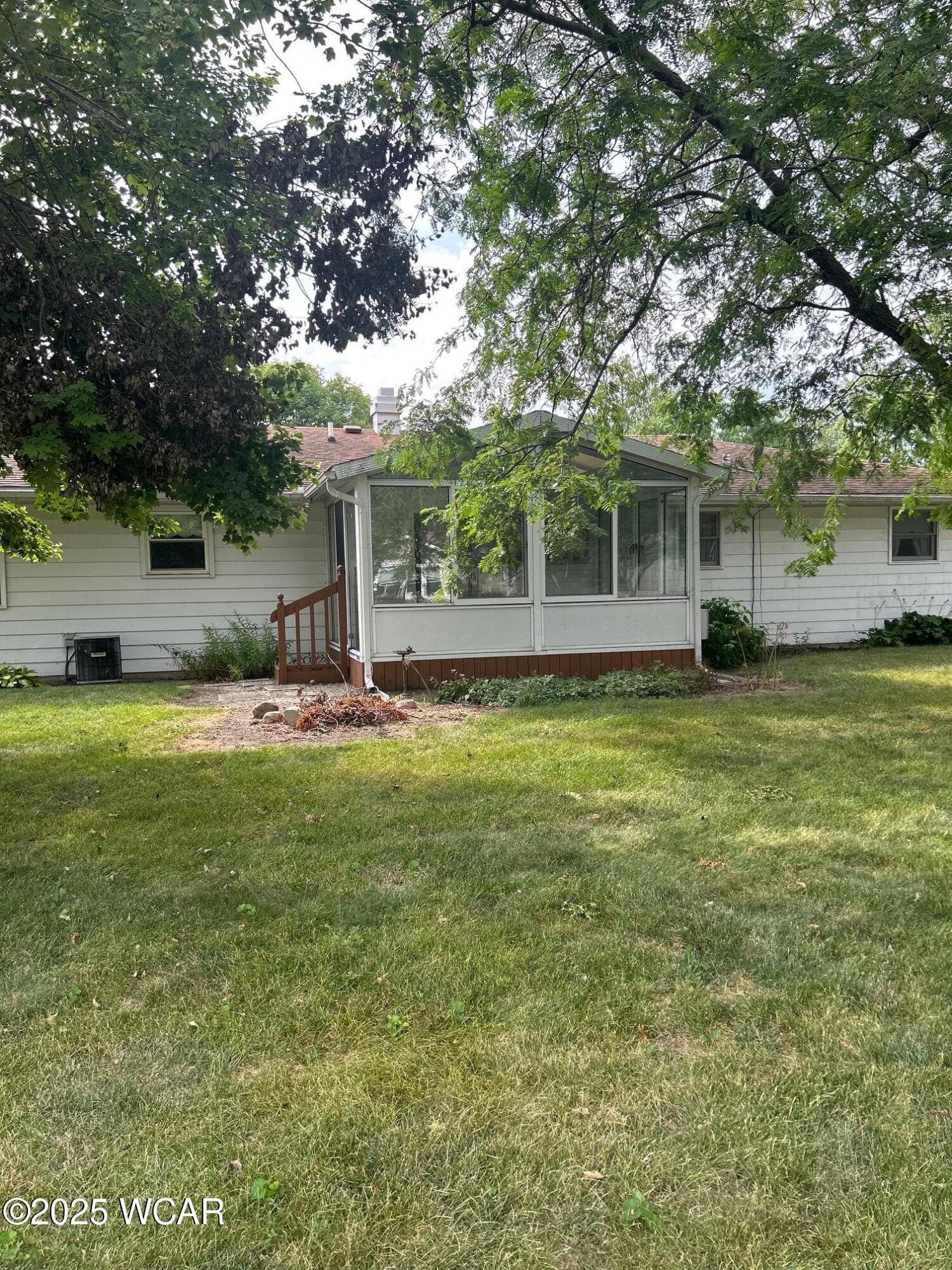 1016 Maplewood photo 2