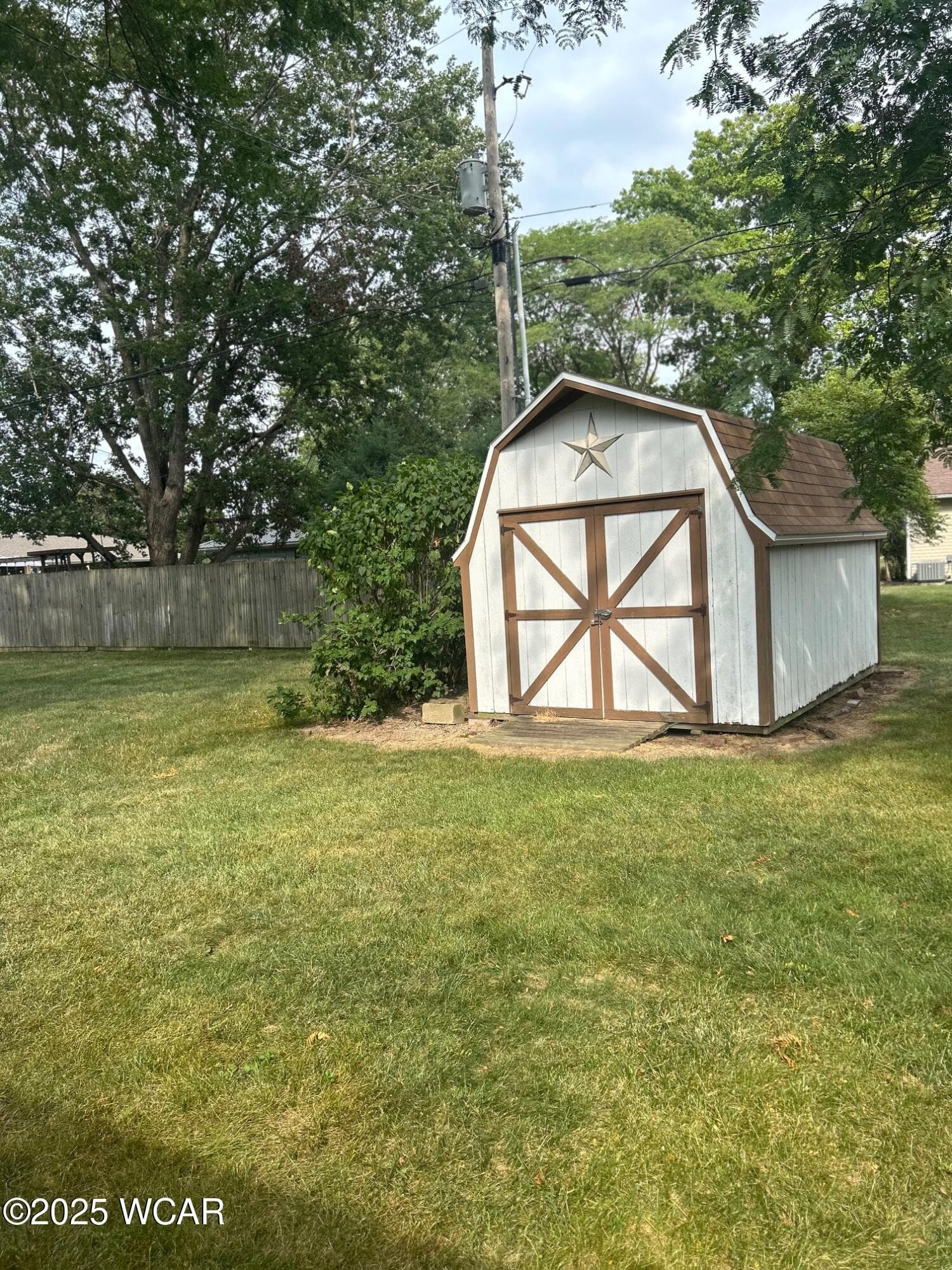 1016 Maplewood photo 3
