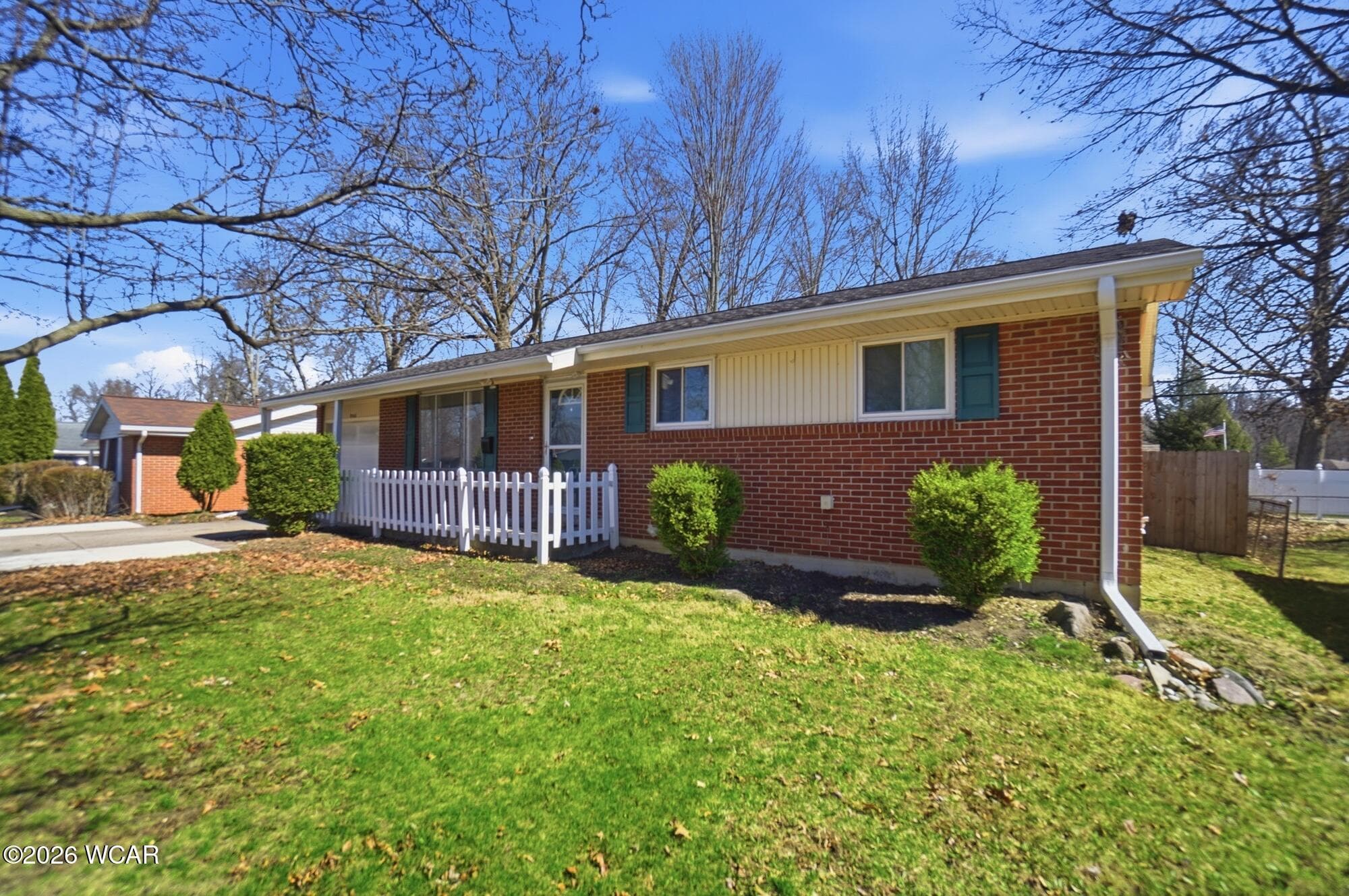 926 Crestwood photo 3