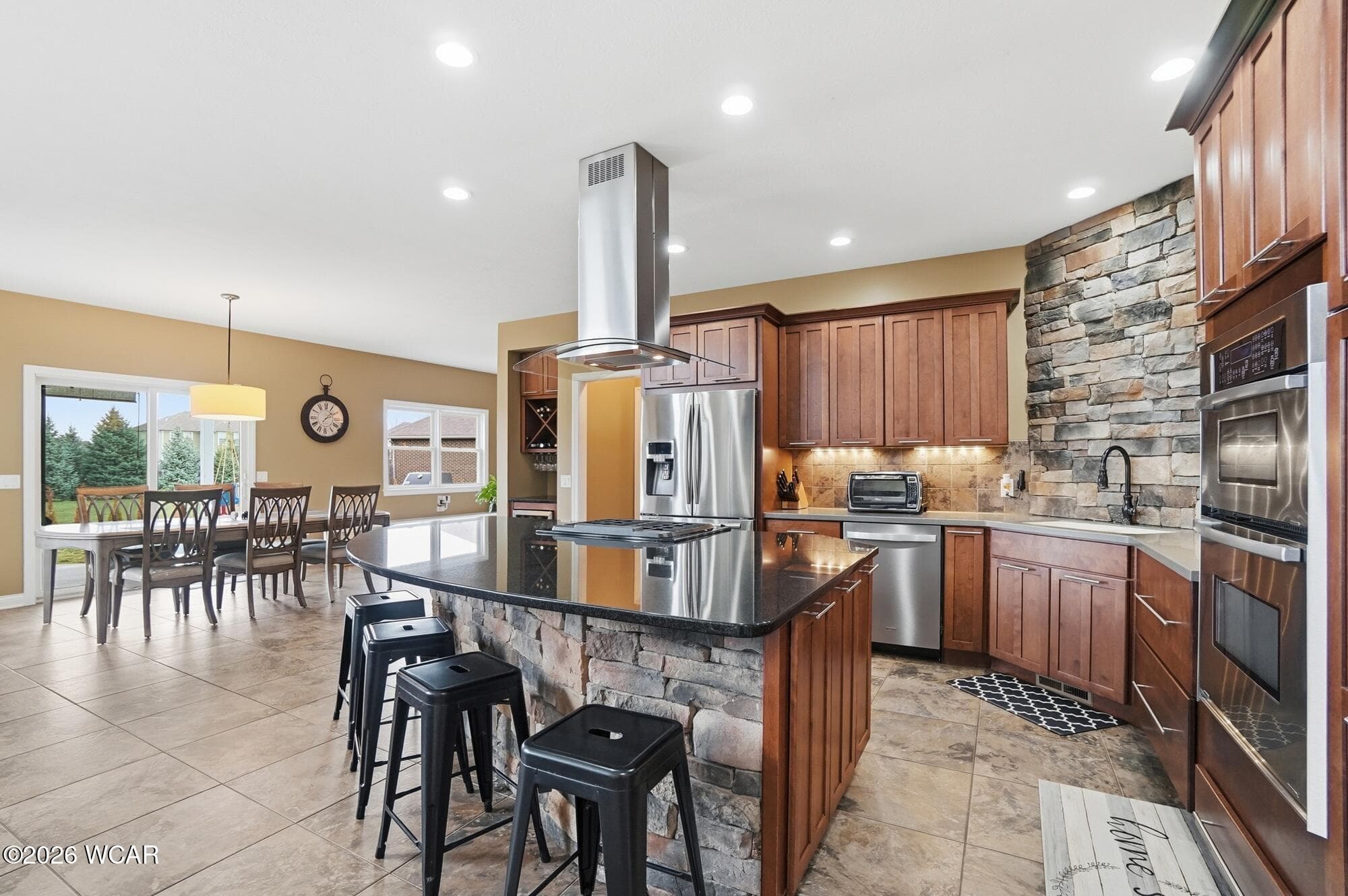 690 Rosecrest photo 4