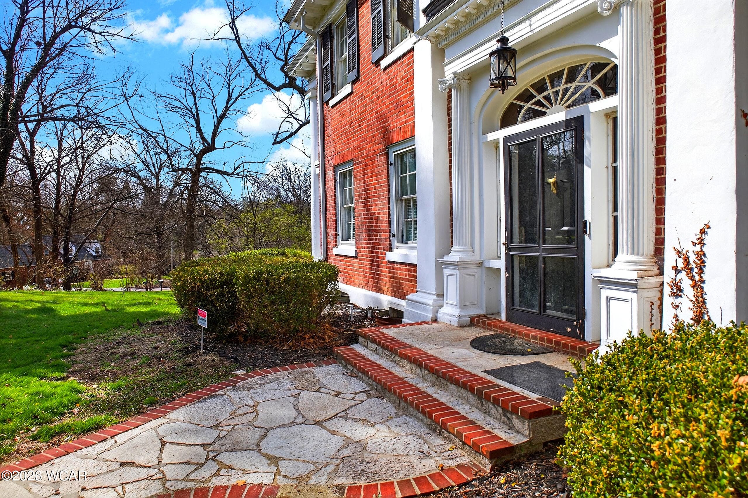 1115 Oakwood photo 4