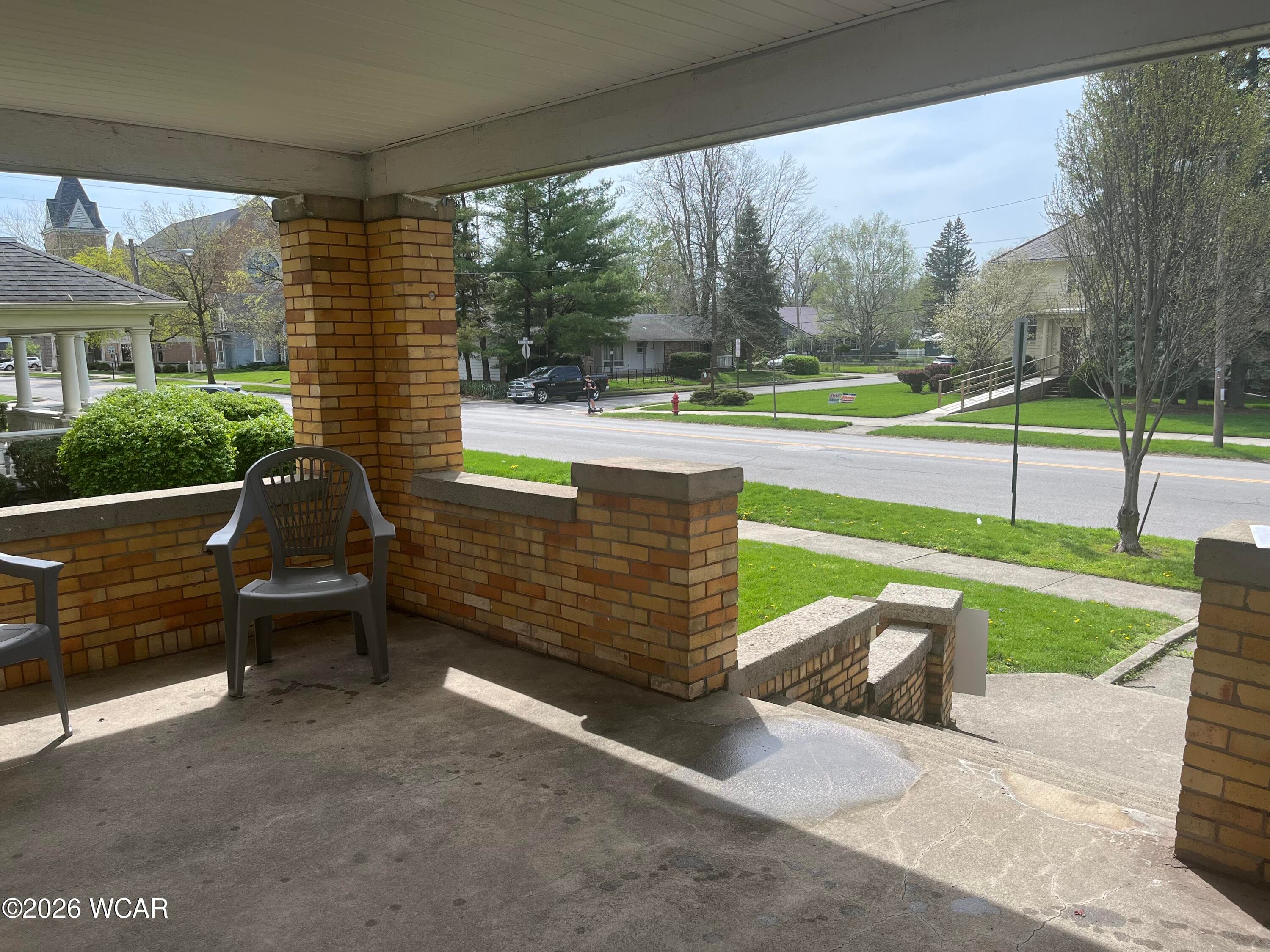 406 Main photo 2