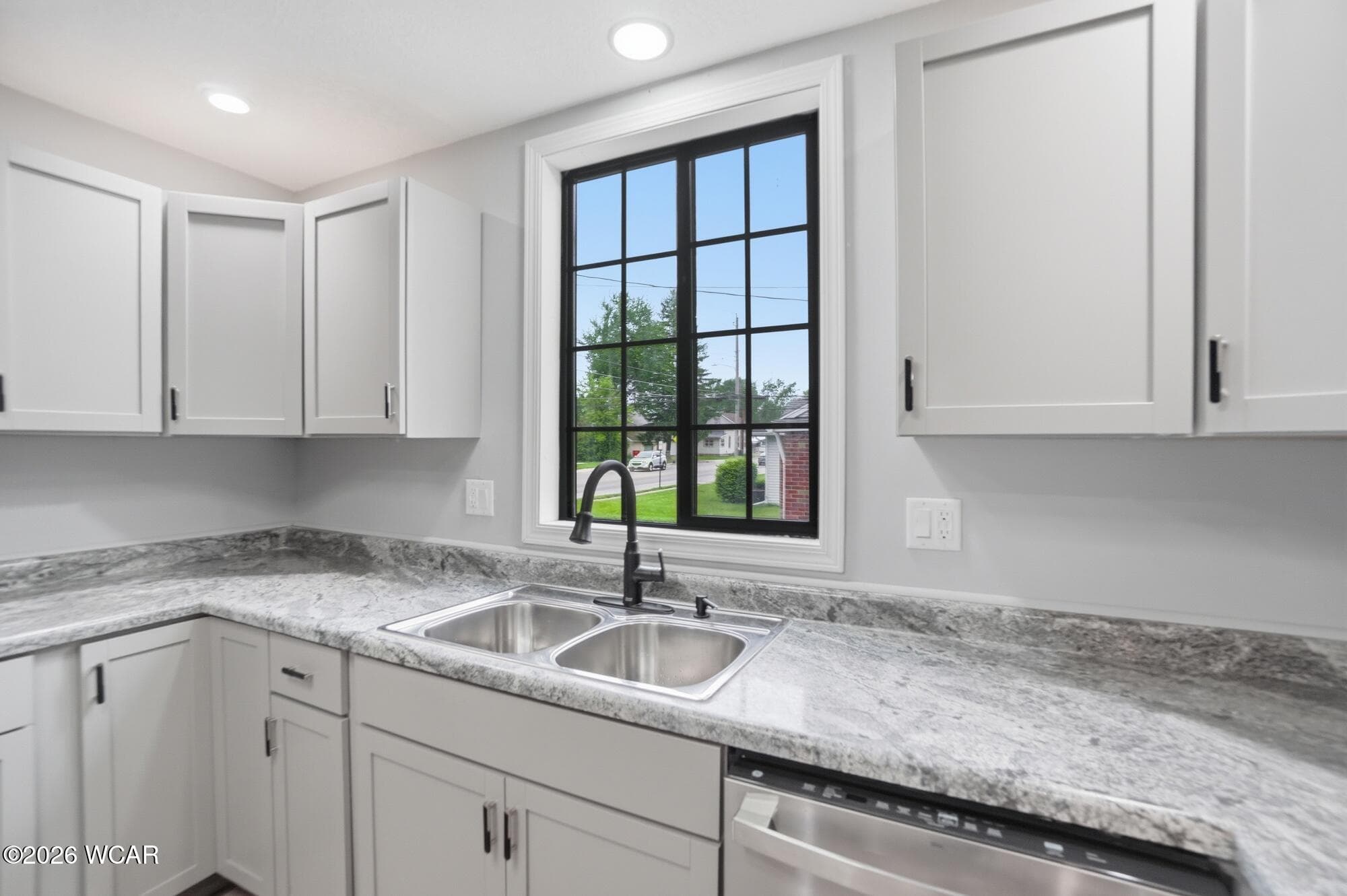 1125 Blanchard photo 4