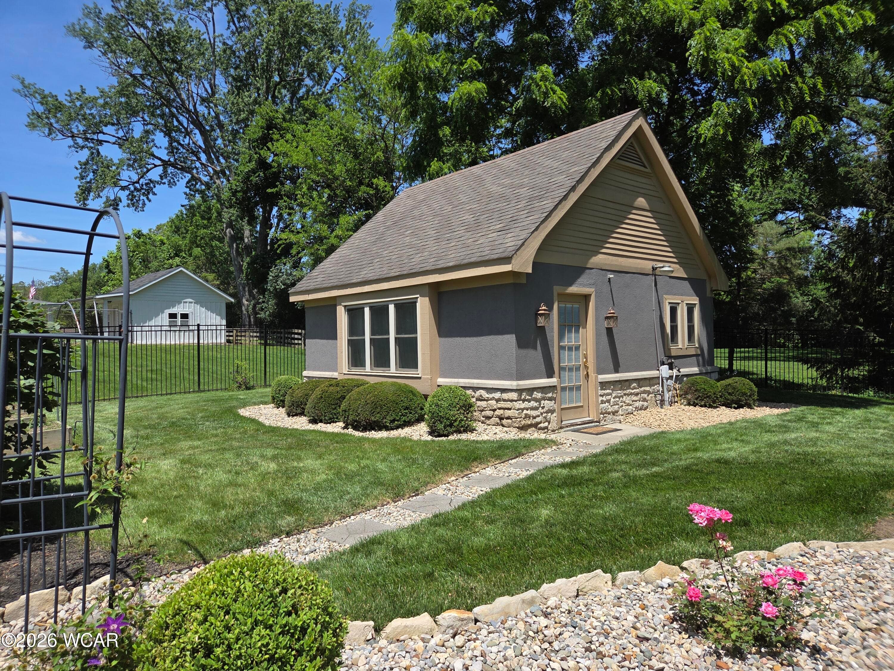 2326 Hampton photo 3
