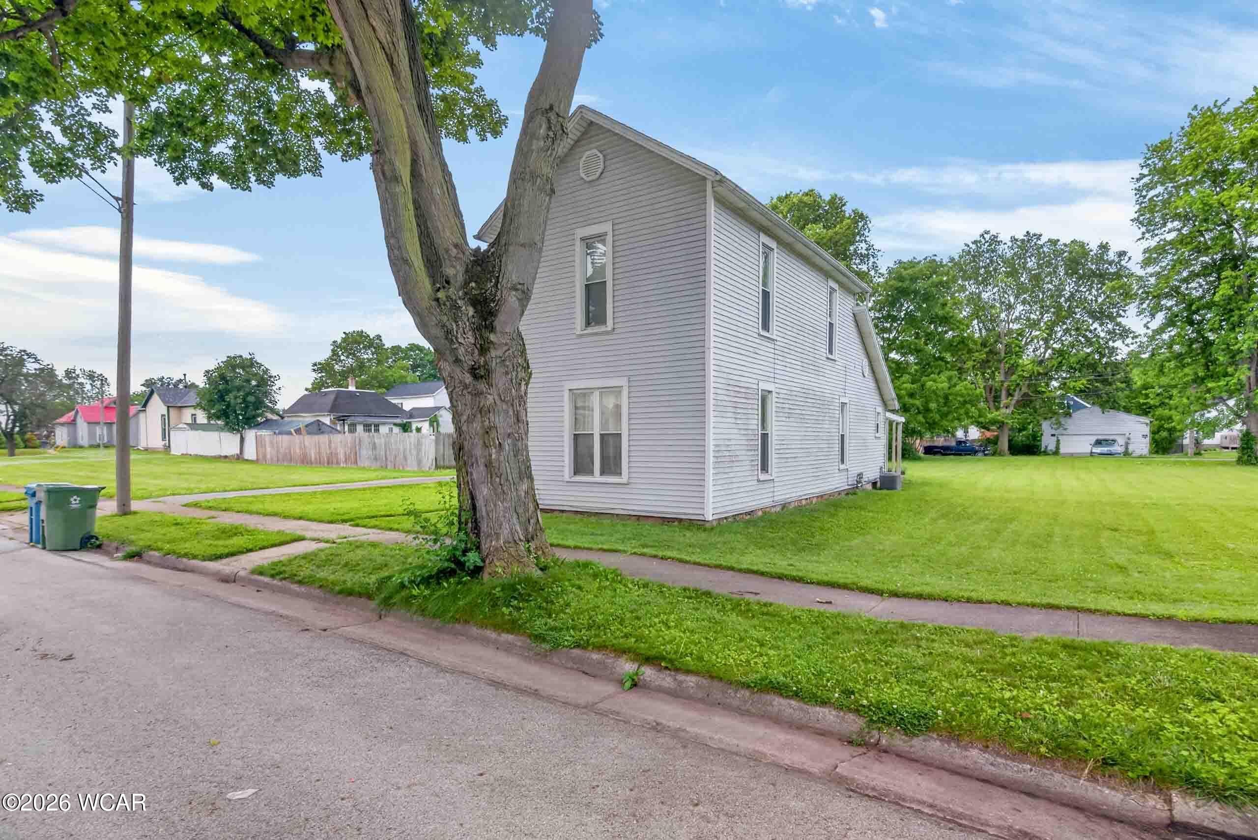 719 Clinton photo 4
